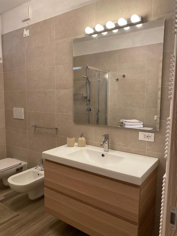 Flowers & Garden Apartment Con Vista Lago Manerba del Garda Bagian luar foto