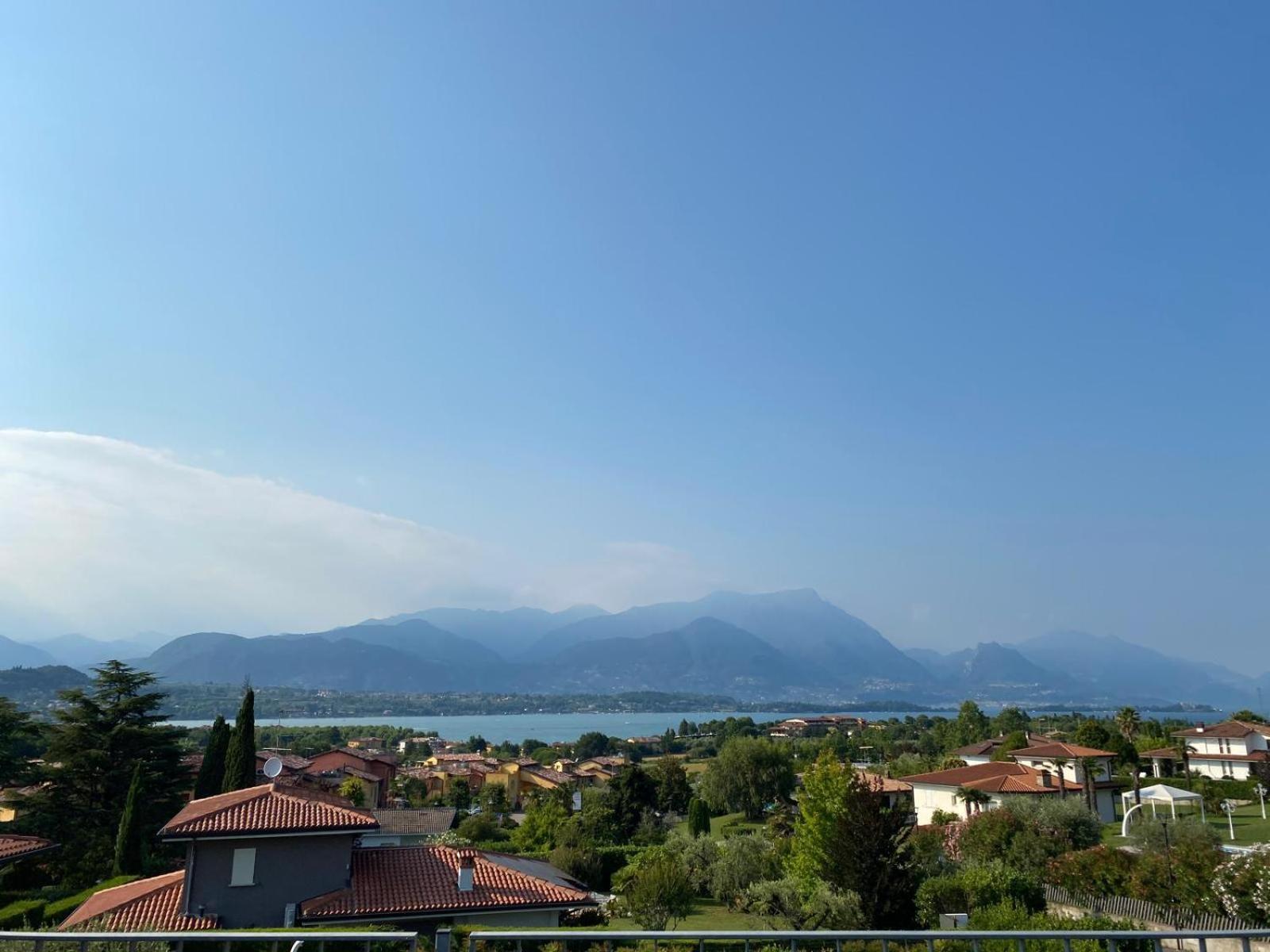 Flowers & Garden Apartment Con Vista Lago Manerba del Garda Bagian luar foto
