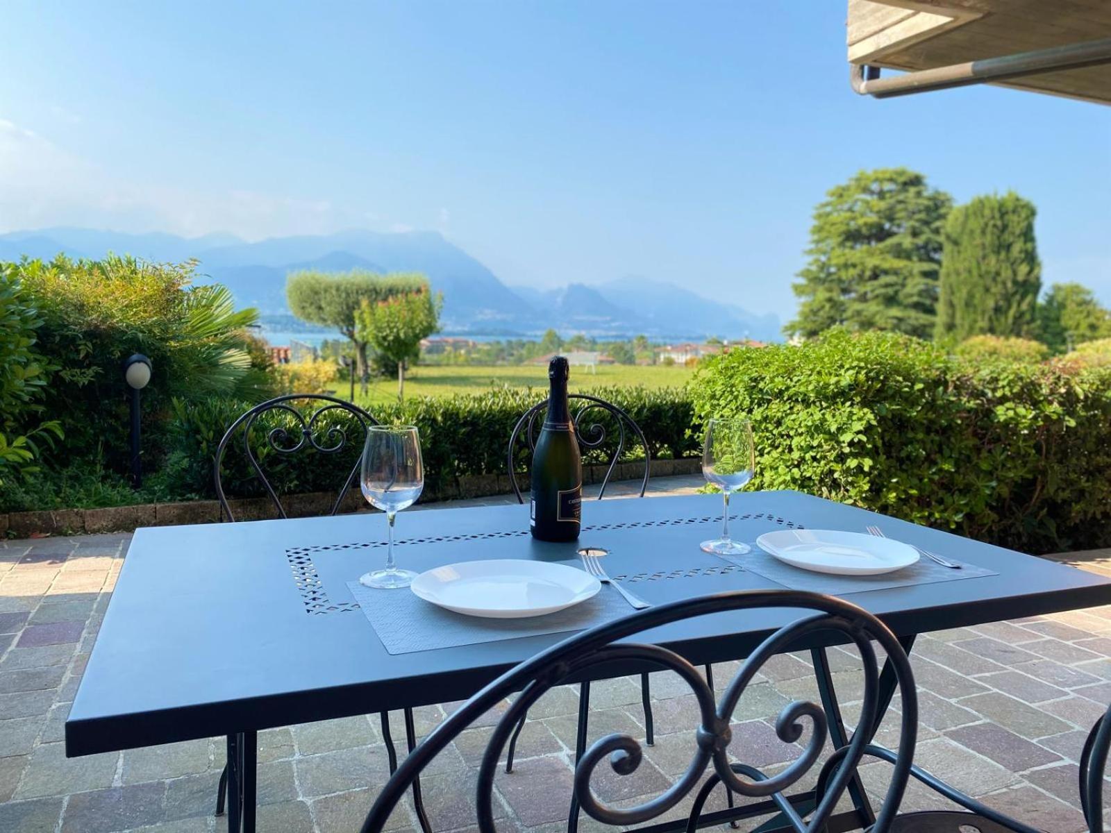 Flowers & Garden Apartment Con Vista Lago Manerba del Garda Bagian luar foto